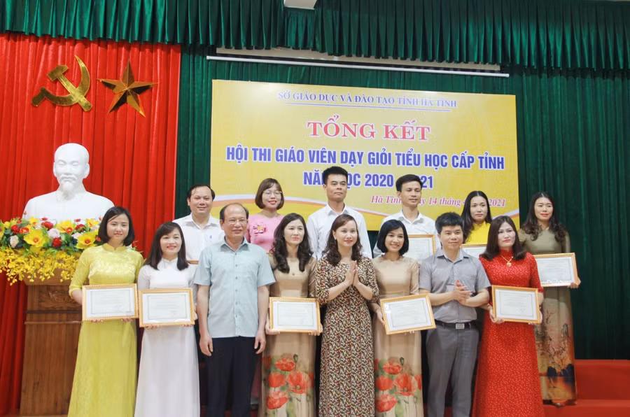 Trao giải Nhất cho các GVDG...