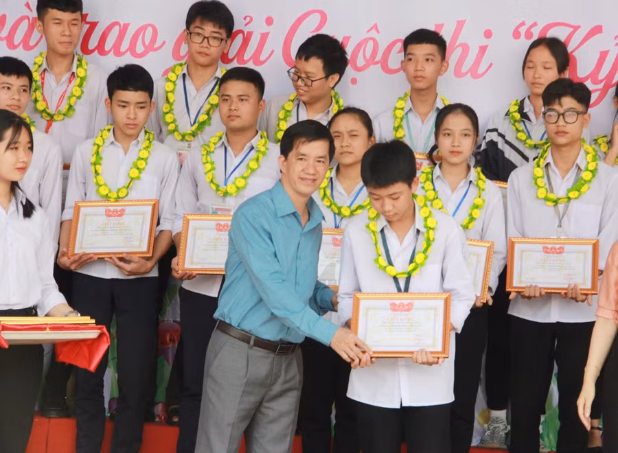 Trường Cẩm Bình (Hà Tĩnh) tuyên dương GV, HS giỏi, hướng tới kỷ niệm 50 năm thành lập ảnh 2