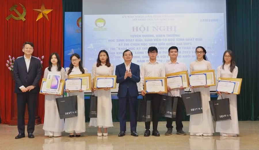 Lãnh đạo tỉnh Thái Nguyên tuyên dương khen thưởng học sinh đoạt giải tại Kỳ thi chọn học sinh giỏi quốc gia.
