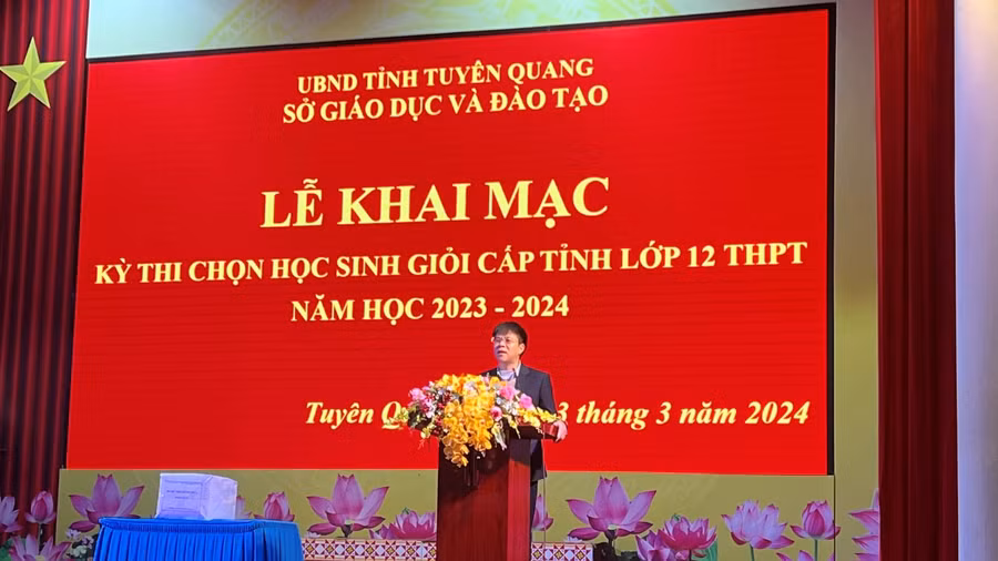 Ông Nguyễn Văn Hiền, Phó Giám đốc Sở Giáo dục và Đào tạo tỉnh Tuyên Quang phát biểu khai mạc chương trình. (Ảnh: Sở GD&amp;ĐT Tuyên Quang)