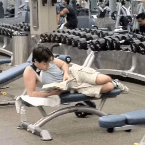 Ở nhà ồn quá, giả vờ ra tập gym đọc sách... Ở nhà ồn quá, giả vờ ra tập gym đọc sách.