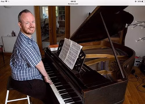 Chàng trai không có khuỷu tay trở thành nghệ sĩ piano - Hình 1