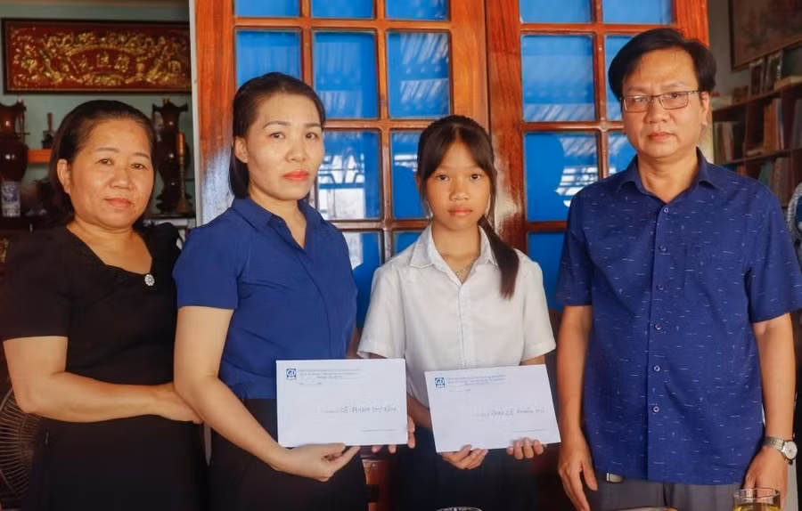 Công đoàn ngành giáo dục đồng hành với giáo viên và học sinh khó khăn.
