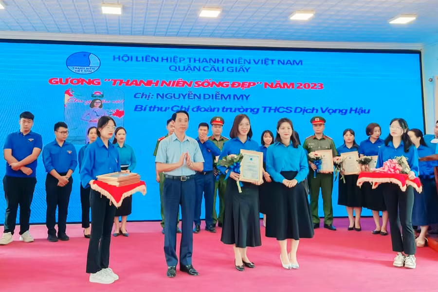 Cô Diễm My nhận khen thưởng gương “Thanh niên sống đẹp” năm 2023. Cô Diễm My nhận khen thưởng gương “Thanh niên sống đẹp” năm 2023.