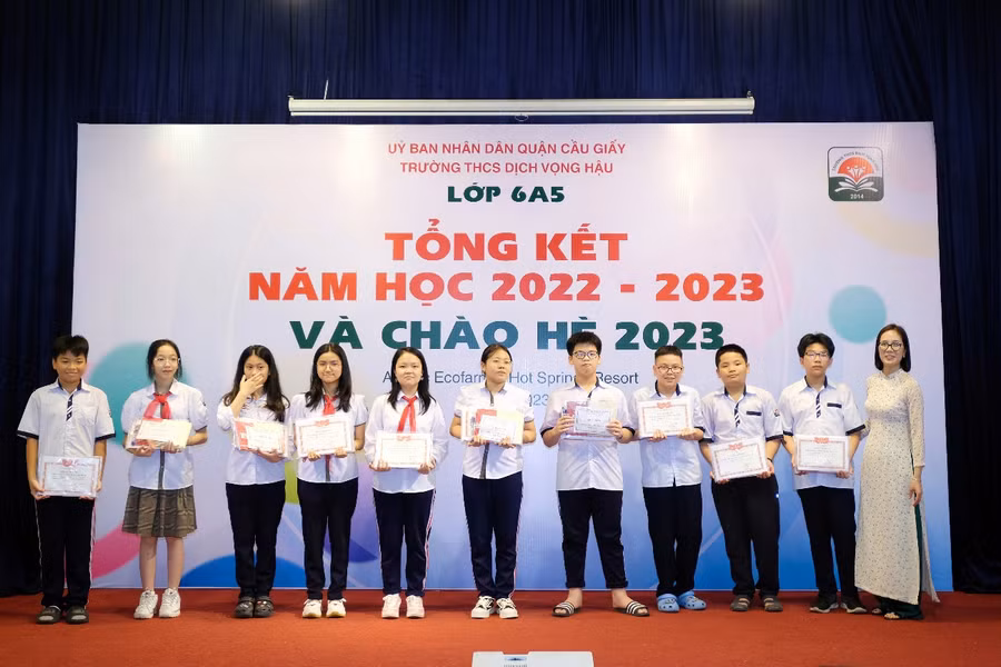 Cô giáo Nguyễn Diễm My tại một buổi Lễ tổng kết năm học đầy sáng tạo. Cô giáo Nguyễn Diễm My tại một buổi Lễ tổng kết năm học đầy sáng tạo.