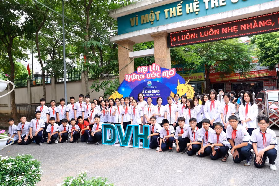 Cô giáo Nguyễn Diễm My và các bạn học sinh trong ngày khai trường. Cô giáo Nguyễn Diễm My và các bạn học sinh trong ngày khai trường.