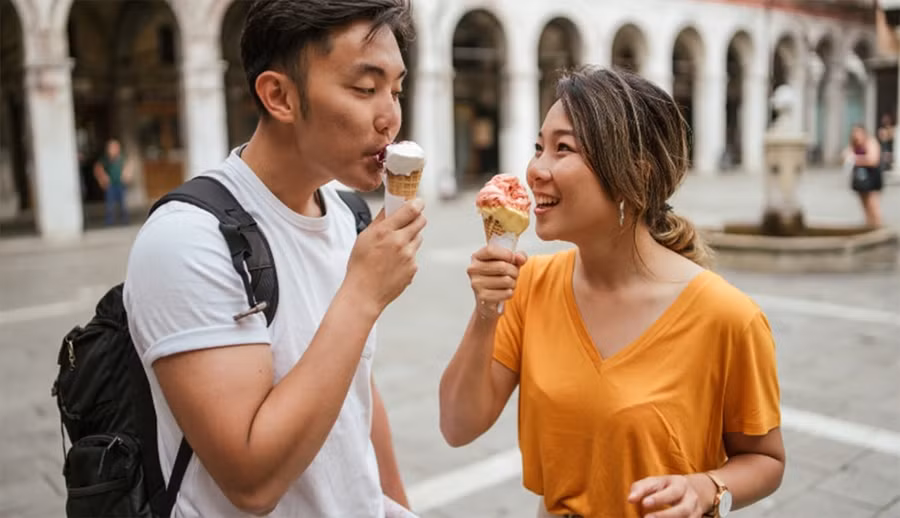 Ngoài tính vị tha, một trong những dấu hiệu đàn ông đang yêu là niềm vui của bạn khiến anh ấy hạnh phúc. (Ảnh: ITN). Ngoài tính vị tha, một trong những dấu hiệu đàn ông đang yêu là niềm vui của bạn khiến anh ấy hạnh phúc. (Ảnh: ITN).