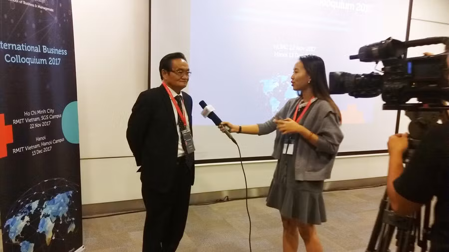 Ông Trần Du Lịch đang trao đổi với phóng viên về thách thức, tiềm năng của môi trường kinh doanh quốc tế tại Việt Nam