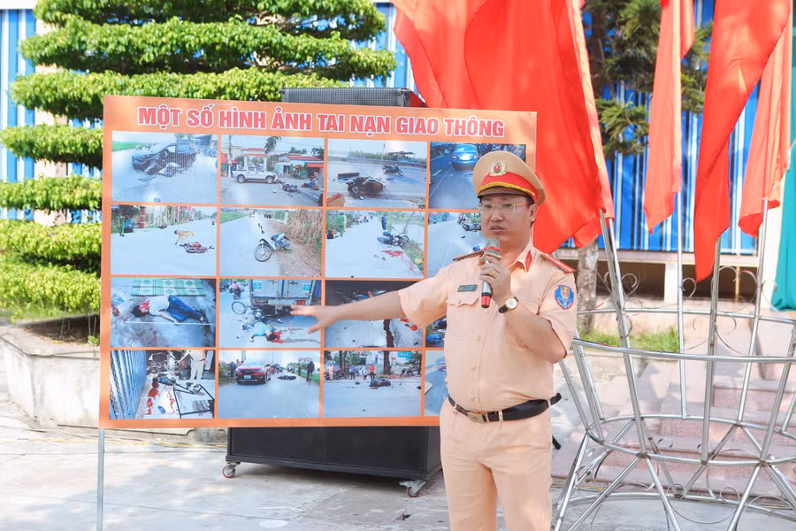 Thiếu tá Vũ Văn Thuỷ - Phó đội trưởng Đội CSGT, Công an huyện Hải Hậu chia sẻ kiến thức về ATGT cho học sinh nhà trường.