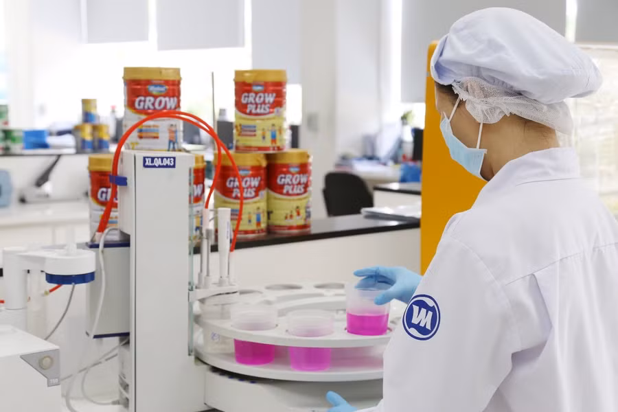 Đầu tư vào R&D và kiểm soát chất lượng giúp các sản phẩm sữa bột của Vinamilk đáp ứng được các tiêu chuẩn chất lượng trong nước và cả xuất khẩu Đầu tư vào R&D và kiểm soát chất lượng giúp các sản phẩm sữa bột của Vinamilk đáp ứng được các tiêu chuẩn chất lượng trong nước và cả xuất khẩu