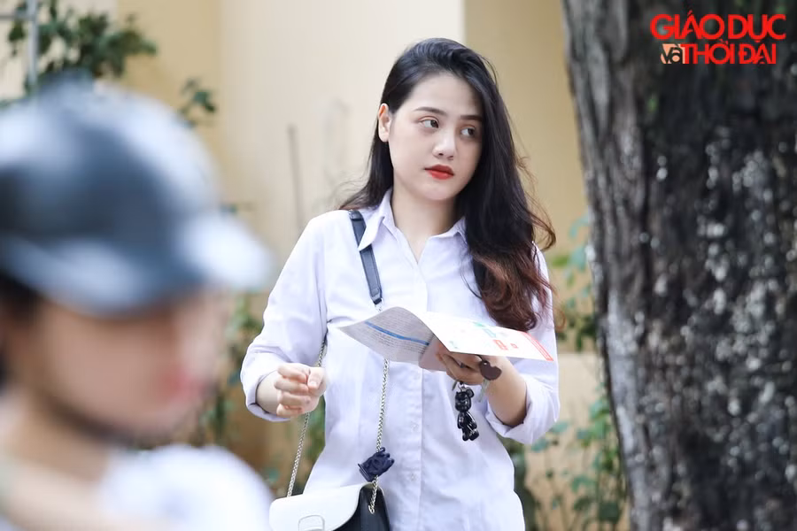Ánh mắt nhìn xa xăm cũng khiến tim ai lo lắng...
