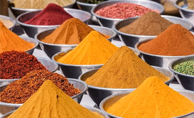 Người Ấn Độ dùng hỗn hợp tinh bột ngô, muối và bột nghệ ướp cá trong ít nhất 30 phút để khử mùi tanh. Bạn có thể để nguyên cá sau khi ướp hoặc rửa lại bằng nước lạnh nếu không muốn thức ăn bị bám mùi nghệ. Tuy nhiên cách làm này sẽ khiến thức ăn bị ngả sang màu vàng đặc trưng của nghệ.