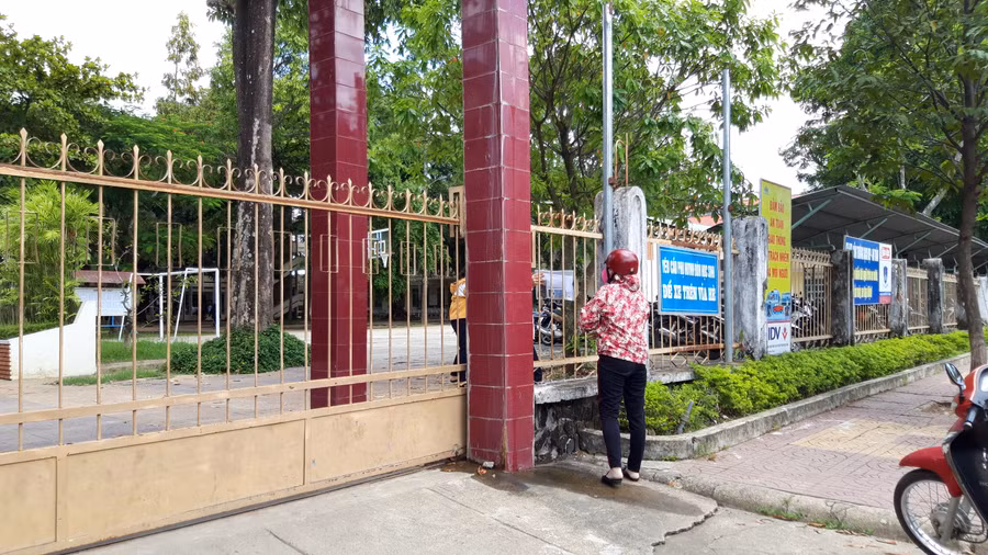 Nhiều thí sinh quên mang theo giấy tờ khiến phụ huynh vội vã về nhà lấy