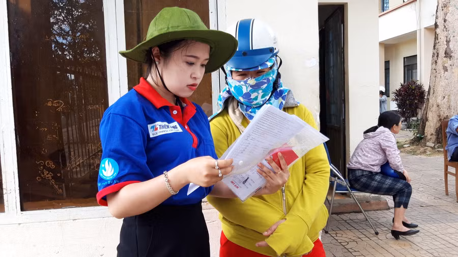 Thanh niên tình nguyện hỗ trợ thí sinh và sĩ tử tại Kon Tum. Ảnh: Trúc Hân.
