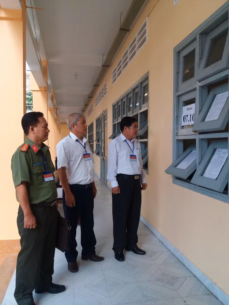 Đoàn kiểm tra của lãnh đạo Sở GD-ĐT Tiền Giang kiểm tra tại các điểm thi thuộc các huyện phía tây của tỉnh.
