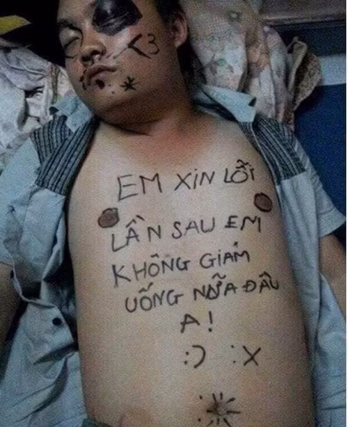 Chết cười cách vợ trị chồng say rượu ảnh 3 Say mèm thế này sao mà biết hối lỗi được.