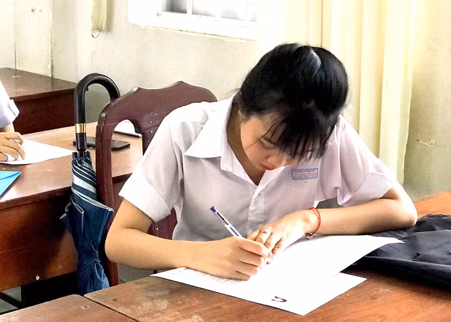 20 thầy cô vượt biển coi thi 76 thí sinh ở Côn Đảo