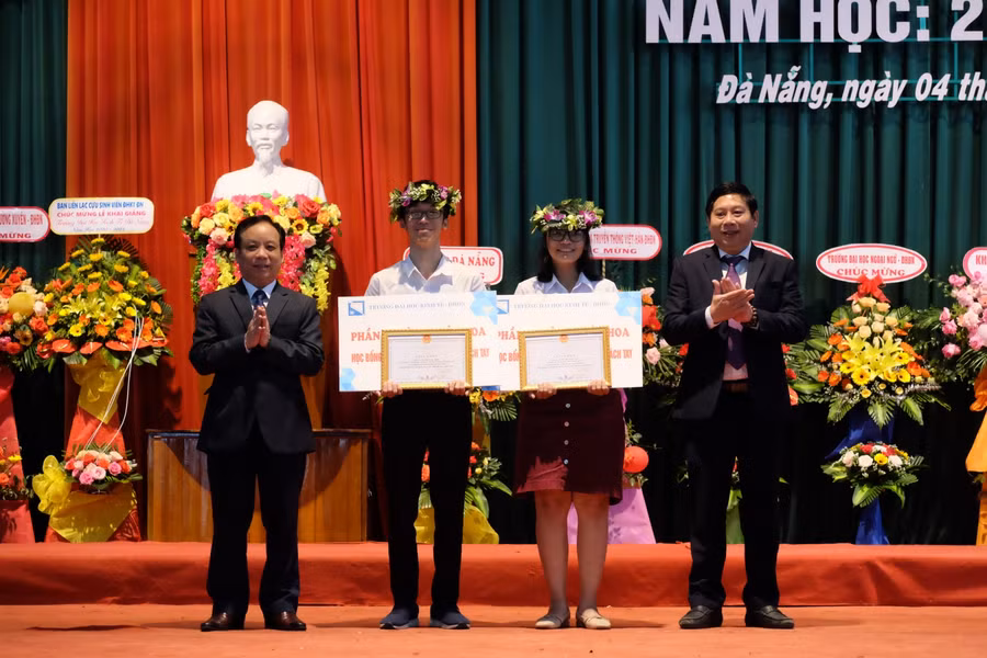 PGS.TS Nguyễn Ngọc Vũ – Giám đốc Đại học Đà Nẵng và PGS.TS Nguyễn Mạnh Toàn – Hiệu trưởng Trường Đại học Kinh tế (ĐH Đà Nẵng) trao giấy khen cho 2 tân sinh viên K46 đồng thủ khoa của Trường.