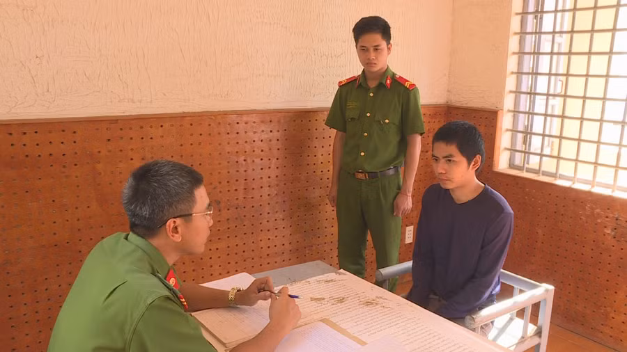 Thuyết tại cơ quan công an.
