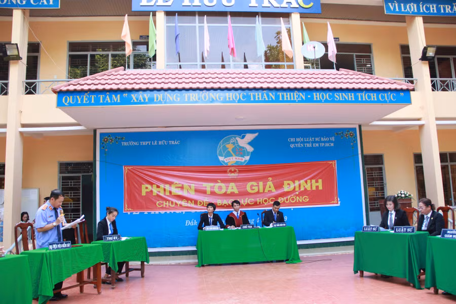 Chương trình Tư vấn pháp luật về phòng chống bạo lực học đường với phiên tòa giả định.