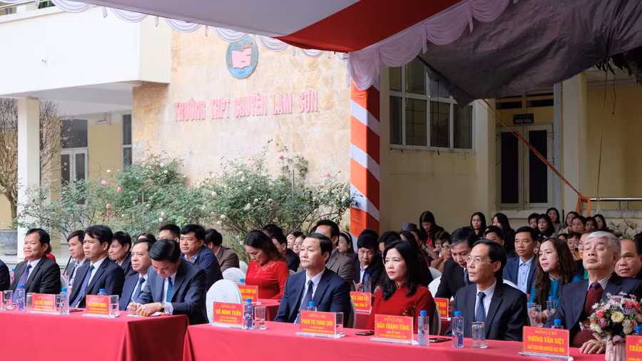 Lãnh đạo tỉnh Thanh Hoá và đại biểu cùng giáo viên, học sinh đoạt giải quốc gia THPT năm học 2023-2024 dự buổi lễ.