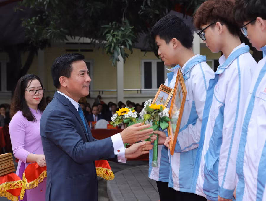 Bí thư Tỉnh ủy Đỗ Trọng Hưng trao Bằng khen của Chủ tịch UBND tỉnh và tặng hoa cho học sinh đoạt giải Nhất kỳ thi học sinh giỏi Quốc gia THPT năm học 2023-2024. (Ảnh: NT)
