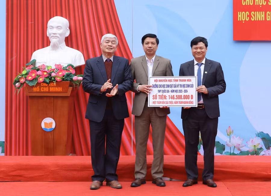 Đại diện Hội Khuyến học tỉnh Thanh Hóa trao thưởng cho đại điện các trường có học sinh đoạt giải Quốc gia.