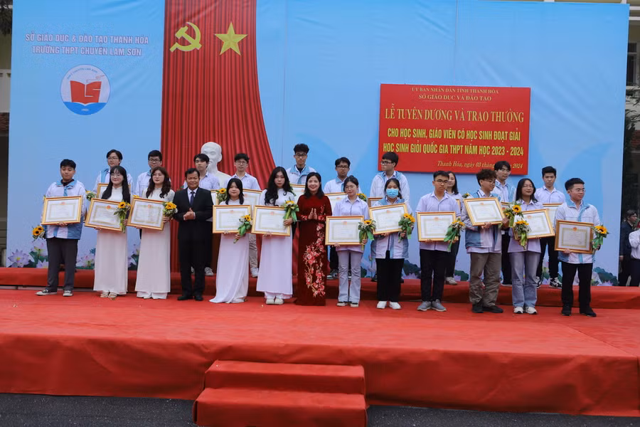 Trưởng ban Dân vận Tỉnh ủy, Chủ tịch Ủy ban MTTQ tỉnh Phạm Thị Thanh Thủy và Phó Chủ tịch HĐND tỉnh Nguyễn Quang Hải tặng hoa và Bằng khen của Chủ tịch UBND tỉnh cho học sinh đoạt giải Ba.