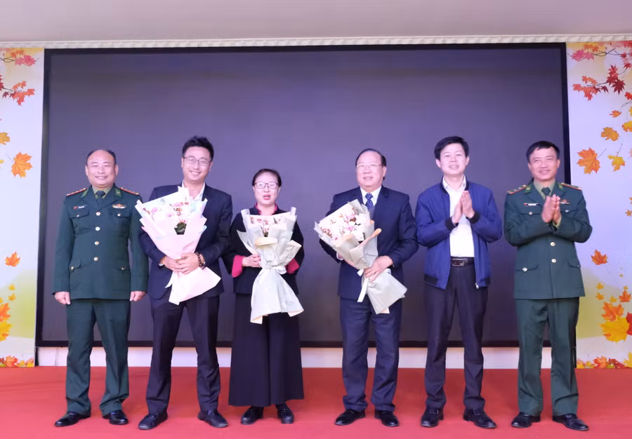Gia đình tiến sỹ Lê Xuân Thảo chụp ảnh lưu niệm cùng lãnh đạo UBND huyện Quan Sơn và lãnh đạo Đồn Biên phòng Na Mèo, Đồn Biên phòng Tam Thanh.