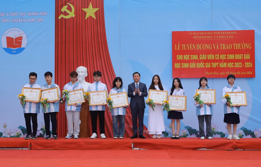 Bí thư Tỉnh ủy Đỗ Trọng Hưng trao Bằng khen của Chủ tịch UBND tỉnh và tặng hoa cho học sinh đoạt giải Nhất kỳ thi học sinh giỏi Quốc gia THPT năm học 2023-2024.
