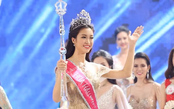 Hoa hậu Đỗ Mỹ Linh trong giây phút đăng quang Hoa hậu Việt Nam 2016. 