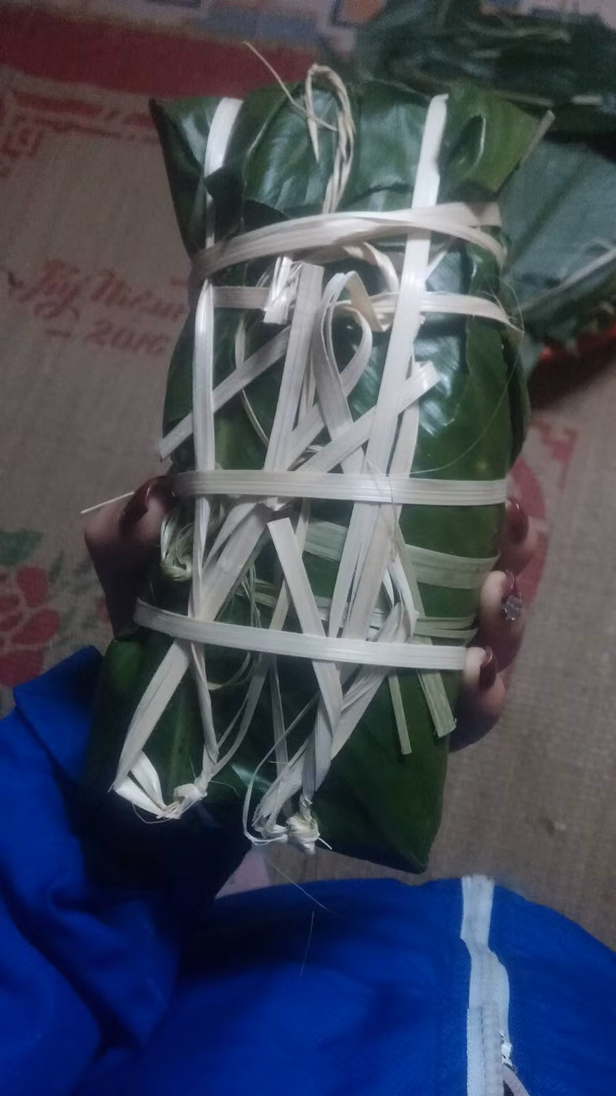 Xem bánh chưng lần đầu con trai gói, 100% bố mẹ sẽ “trầm trồ” vì quá khác lạ ảnh 5 chang trai thu goi banh chung xem bo me co tram tro khong va cai ket kho ngo - 5