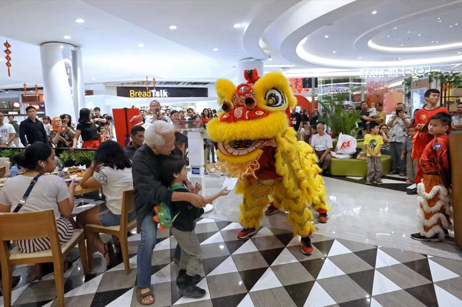 Màn múa lân trong lễ mừng năm mới sắp tới tại một trung tâm thương mại ở ngoại ô Jakarta, Indonesia. Ảnh: AP.