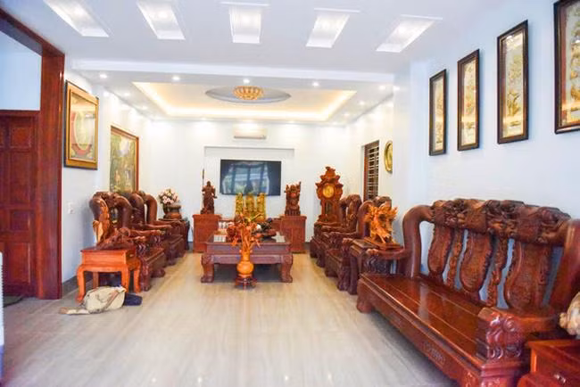 Căn nhà tiền tỷ "ngập" đồ gỗ của danh hài Chiến Thắng