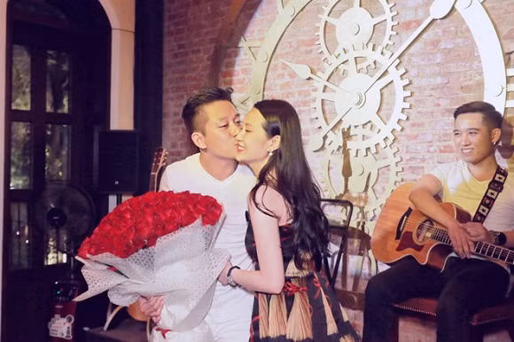 Tuấn Hưng luôn dành cho bà xã những lời nói ngọt ngào, cử chỉ lãng mạn.
