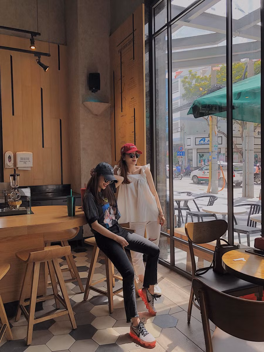 Yến Trang - Yến Nhi mỗi người một cá tính riêng nhưng đều có chung phong cách hiện đại, nắm bắt xu hướng để giúp bản thân trở nên nổi bật. 
