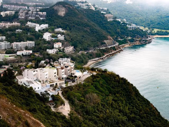 Một số người giàu khác chọn sống tại Deep Water Bay. Năm 2018, Forbes gọi nơi này là khu phố giàu nhất thế giới vì mật độ tập trung của những người siêu giàu sinh sống.