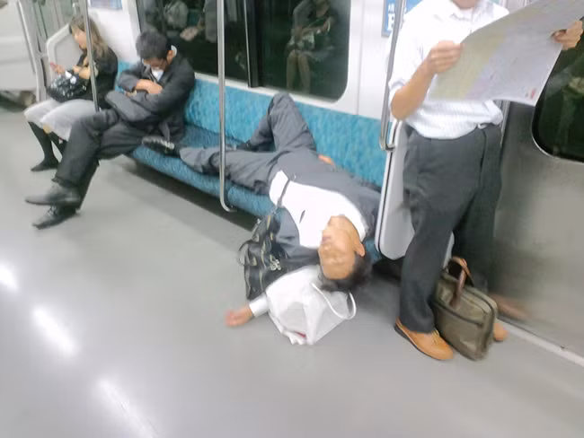 phi cuoi truoc nhung tu the ngu "ba dao" cua dan ong nhat tren duong ve nha hinh anh 8