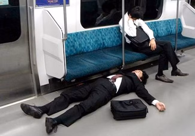 phi cuoi truoc nhung tu the ngu "ba dao" cua dan ong nhat tren duong ve nha hinh anh 24