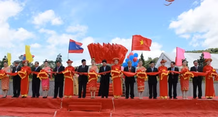 Cắt băng khánh thành Cửa Khẩu Quốc tế La Lay.