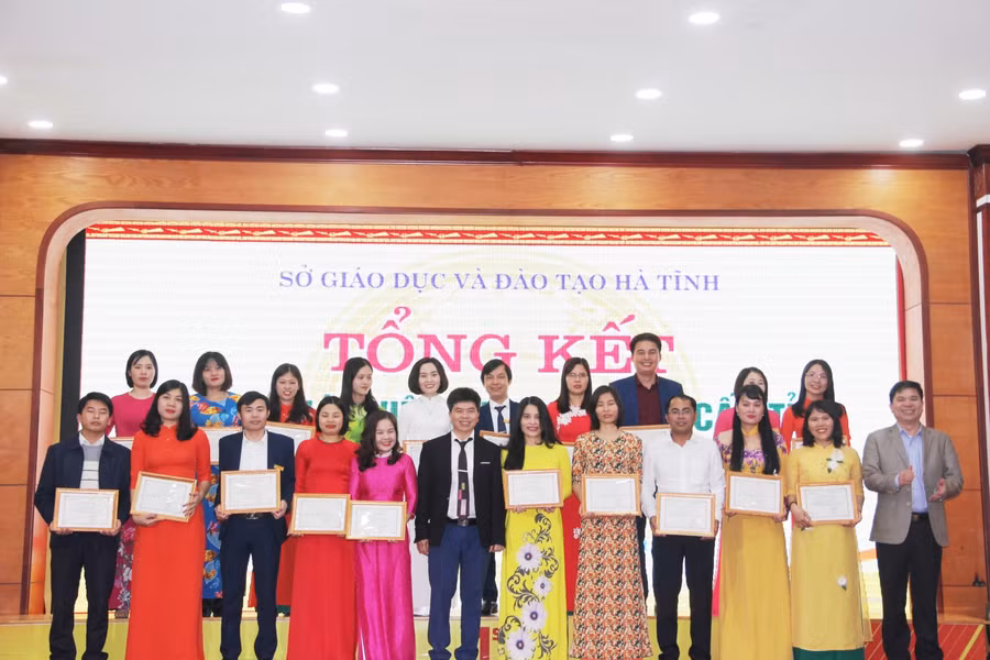 Các giáo viên đạt giả Ba THPT toàn tỉnh.
