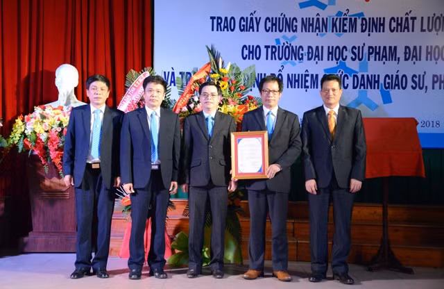 Ông Nguyễn Xuân Hải – Giám đốc trung tâm kiểm định chất lượng giáo dục- ĐH Quốc gia Hà Nội trao giấy Kiểm định chất lượng giáo dục cho Trường ĐHSP Huế 