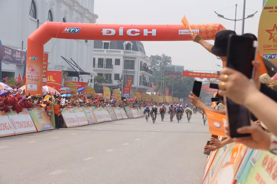 Cuộc đua thu hút đông đảo người dân tham gia. Cuộc đua thu hút đông đảo người dân tham gia.