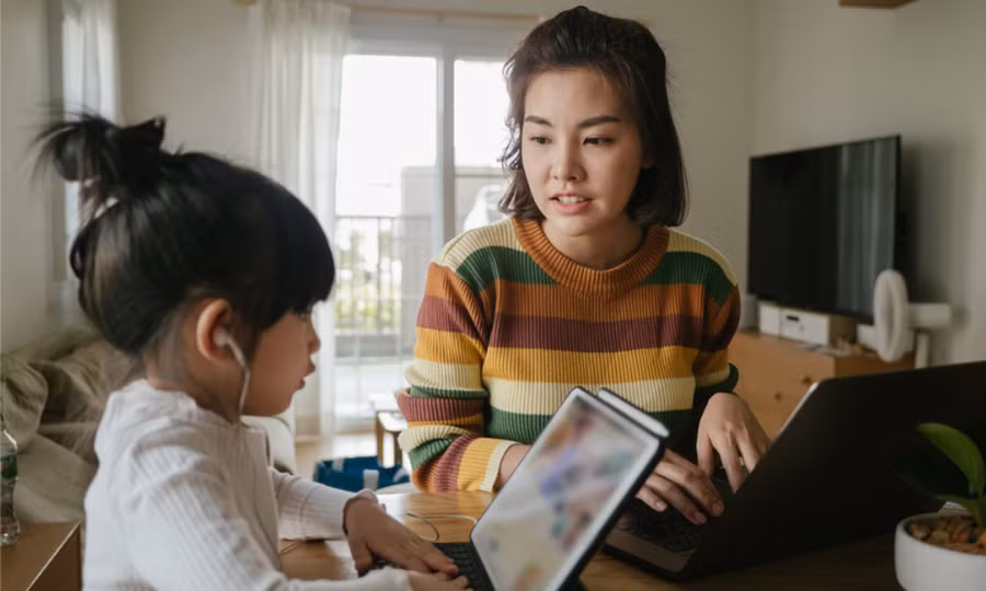 Không quên trò chuyện về chuyến công tác của bạn với con trước khi đi. (Ảnh: ITN).