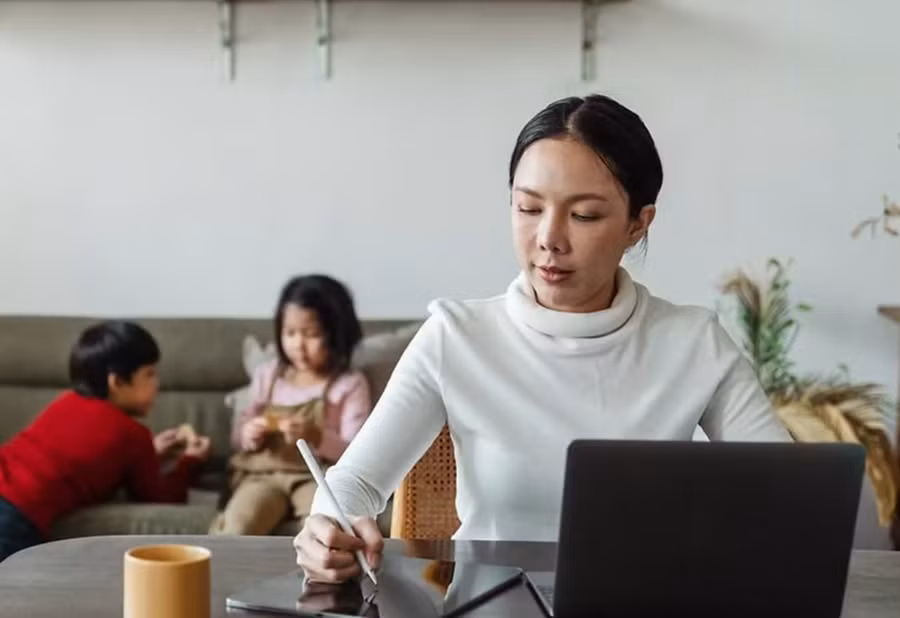 Hãy bắt đầu bằng việc sắp xếp trình tự chăm sóc trẻ cho những ngày bạn đi vắng. (Ảnh: ITN).