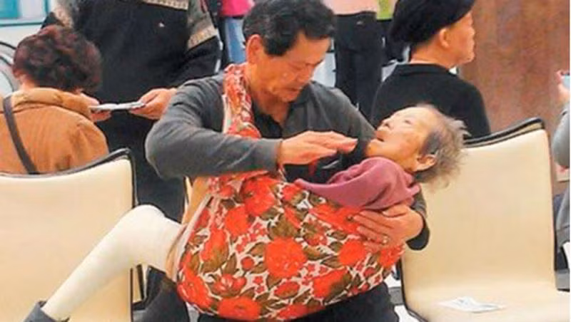 Ở phương Đông con cái có hiếu là biết chăm sóc cha mẹ khi già yếu.