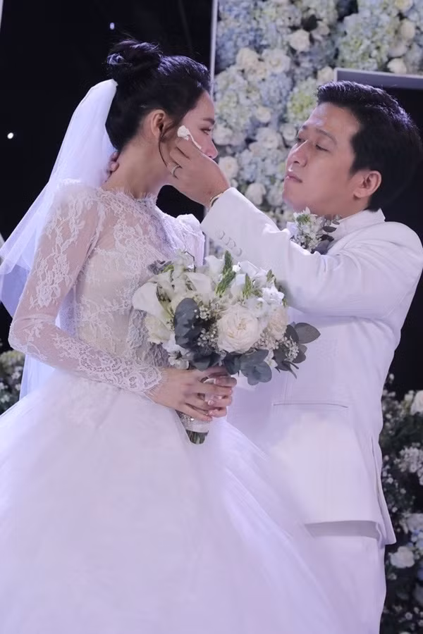 Những chiếc váy cưới "vạn người mê" của mỹ nhân Việt ảnh 3 Ghen tị với những thiết kế váy cưới lộng lẫy như cổ tích của loạt sao việt