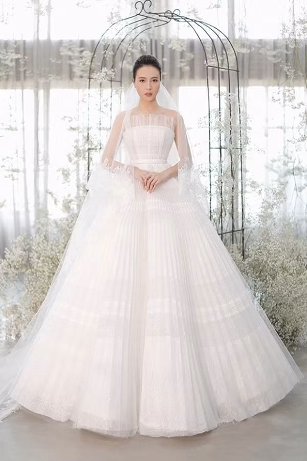 Những chiếc váy cưới "vạn người mê" của mỹ nhân Việt ảnh 16 Ghen tị với những thiết kế váy cưới lộng lẫy như cổ tích của loạt sao việt