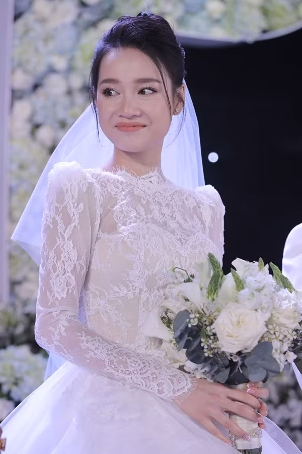 Những chiếc váy cưới "vạn người mê" của mỹ nhân Việt ảnh 5 Ghen tị với những thiết kế váy cưới lộng lẫy như cổ tích của loạt sao việt