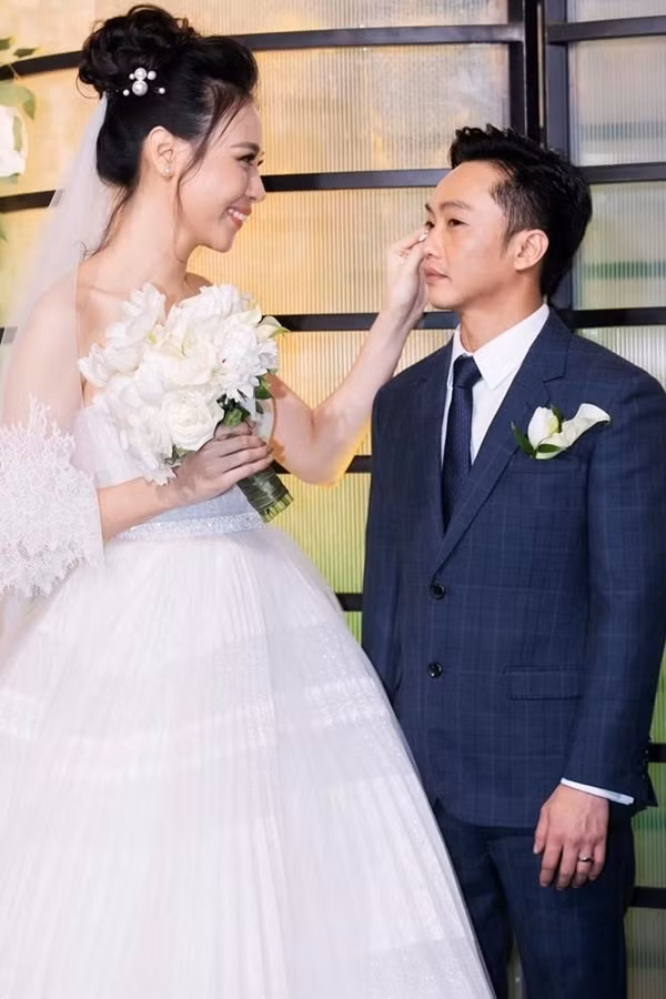 Những chiếc váy cưới "vạn người mê" của mỹ nhân Việt ảnh 14 Ghen tị với những thiết kế váy cưới lộng lẫy như cổ tích của loạt sao việt